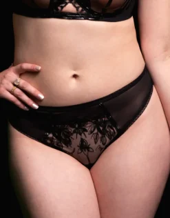 String My Pleasure black